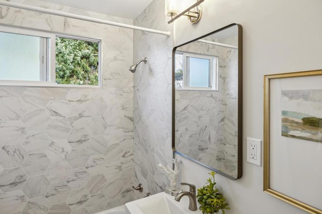 bathroom featuring sink and tiled shower / bath combo