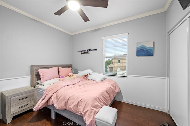 bedroom featuring dark wood-type flooring, ornamental molding, baseboards, and a ceiling fan