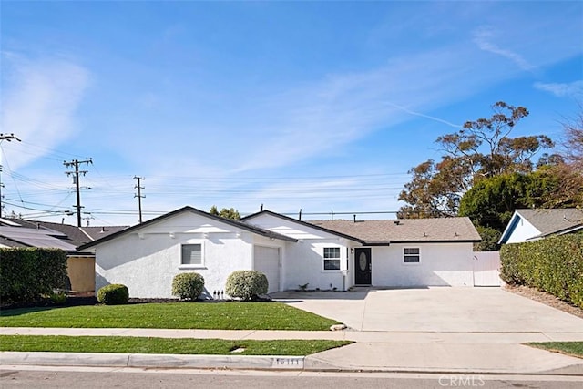 single story home featuring a front yard