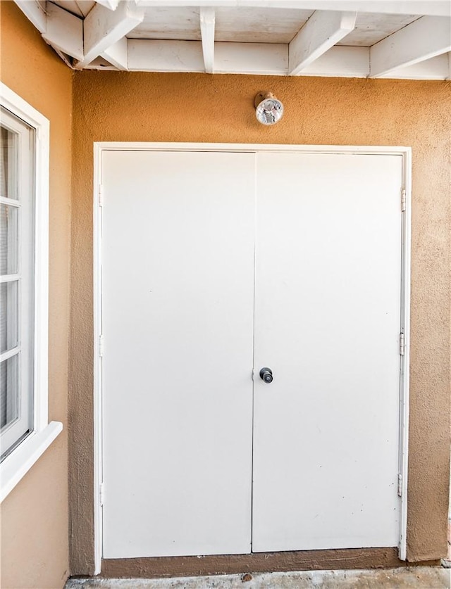 view of exterior entry featuring stucco siding