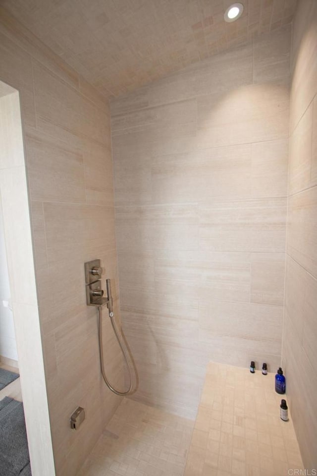 full bathroom featuring tiled shower