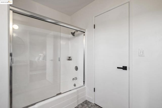 bathroom with enclosed tub / shower combo