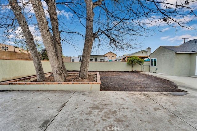 view of yard featuring a patio area