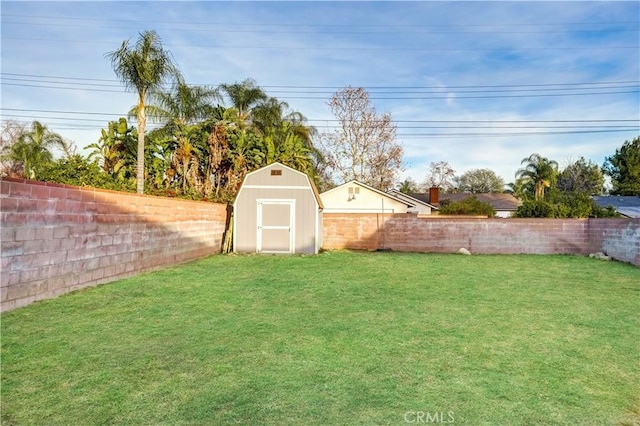 view of yard featuring a storage shed