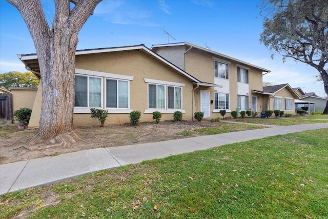 view of front facade with a front yard