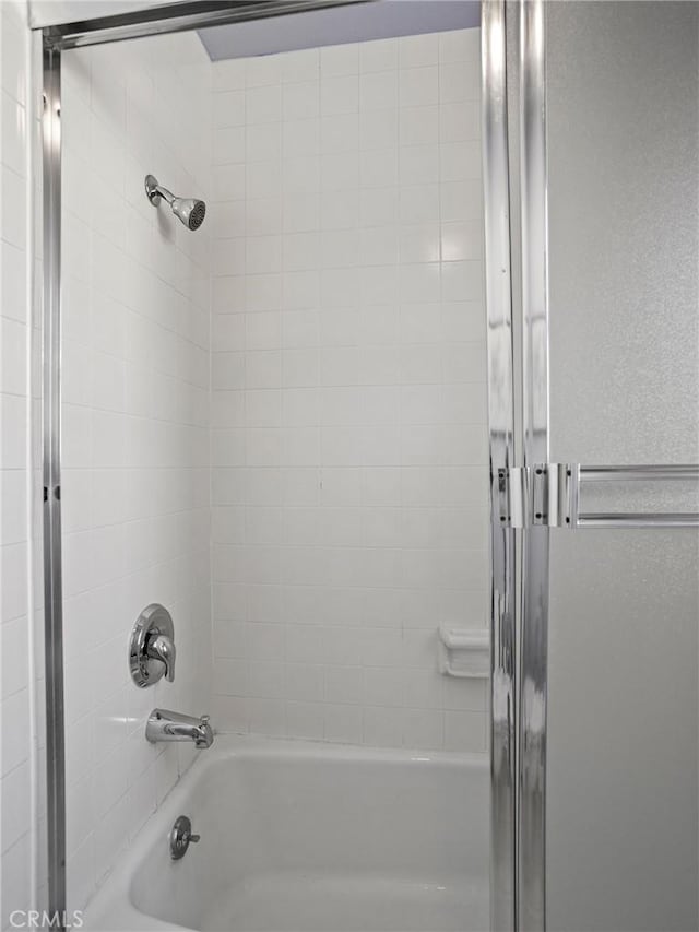 bathroom featuring tiled shower / bath