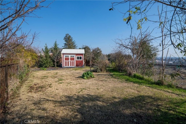 view of yard featuring a shed