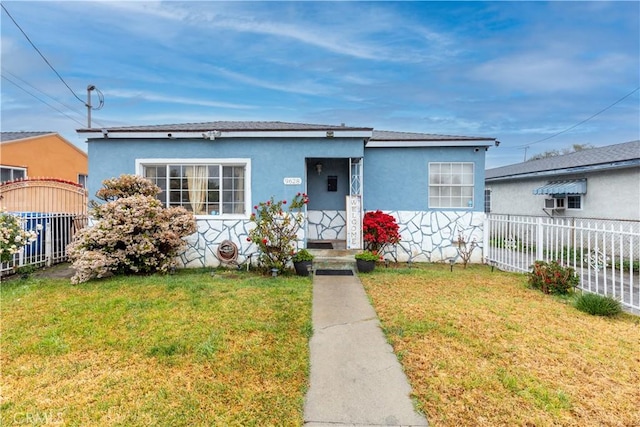 bungalow featuring a front lawn