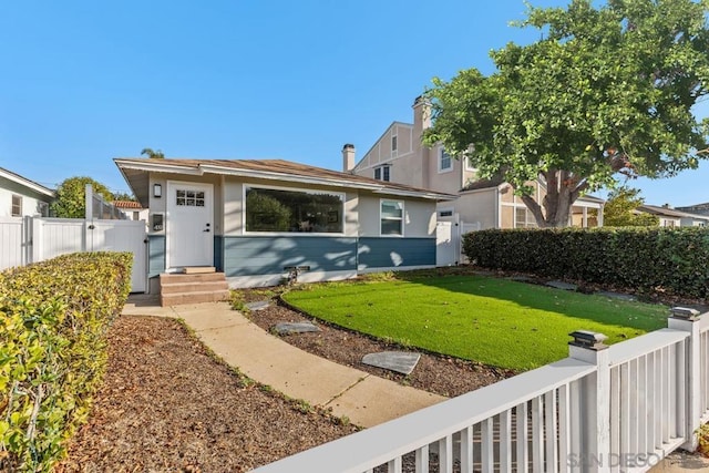 view of front of property featuring a front yard