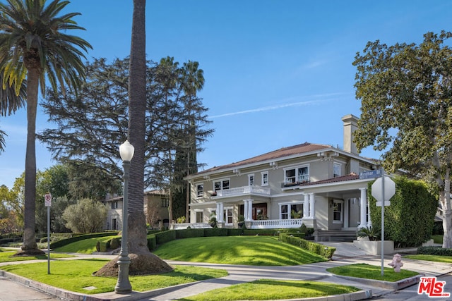 view of front of property with a front lawn