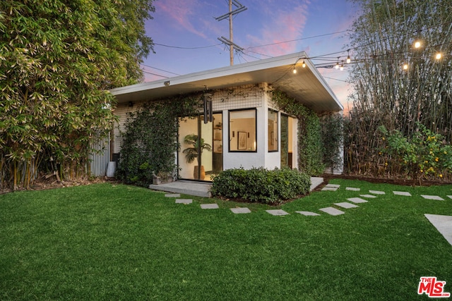 view of front facade with a lawn