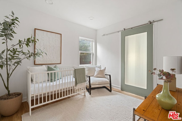 bedroom featuring a barn door