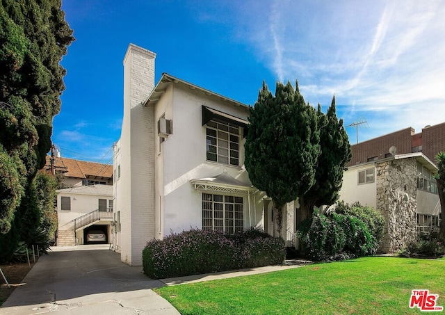 view of front facade featuring a front yard