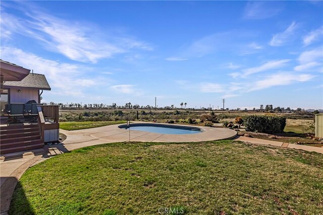 view of swimming pool featuring a lawn