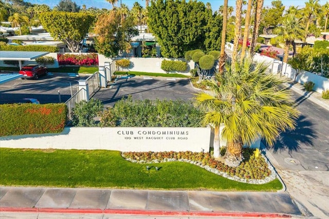 community sign featuring a yard