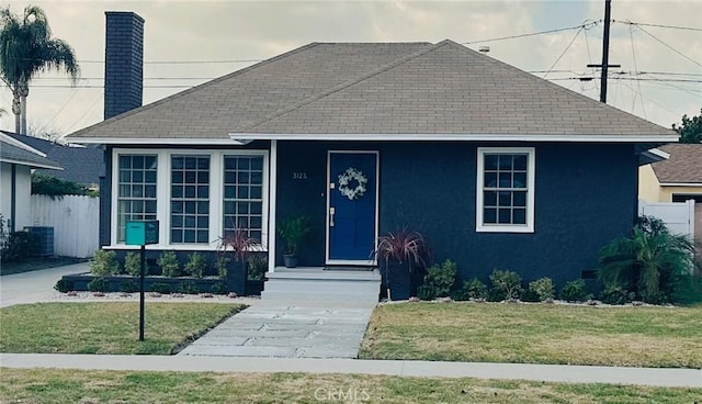 view of front of property featuring a front yard