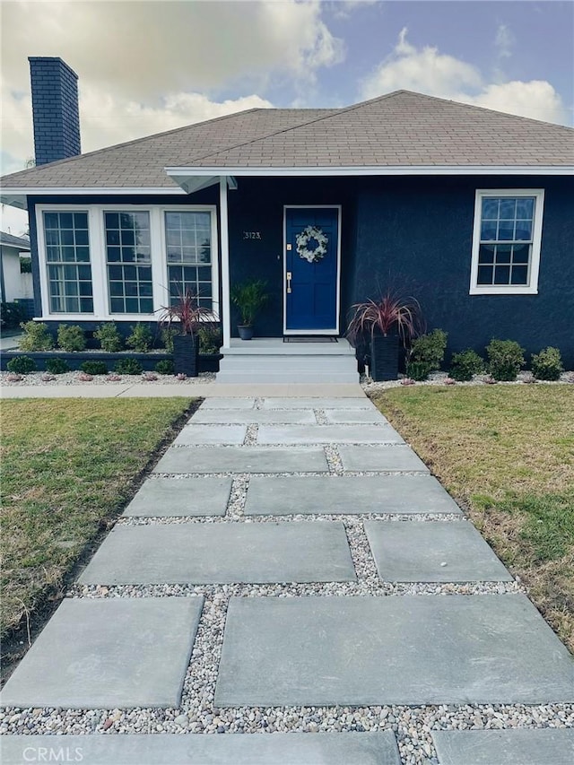 view of front facade featuring a front lawn