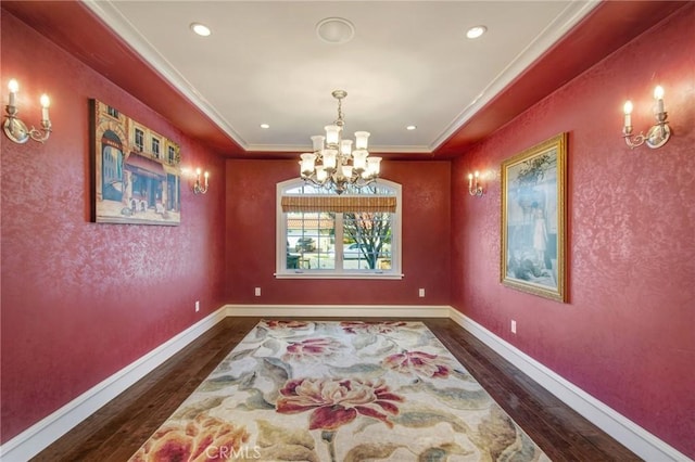 dining room featuring dark wood-style flooring, crown molding, recessed lighting, an inviting chandelier, and baseboards