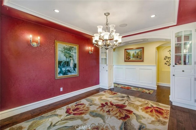 dining space with arched walkways, recessed lighting, baseboards, dark wood-style floors, and crown molding