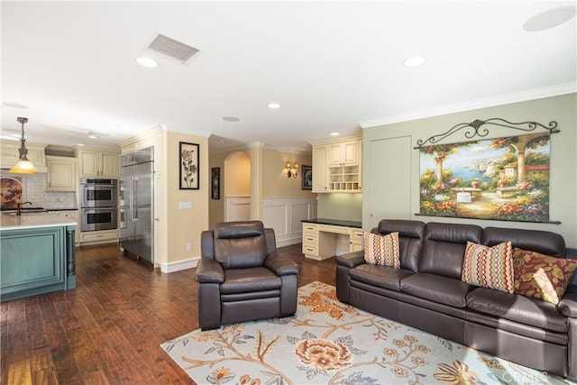 living room with arched walkways, ornamental molding, dark wood-style floors, and visible vents