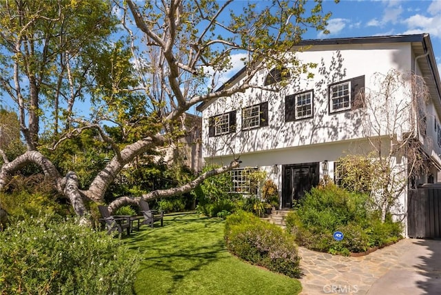 view of front of property featuring a front lawn