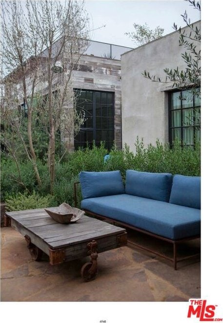 view of patio with an outdoor hangout area