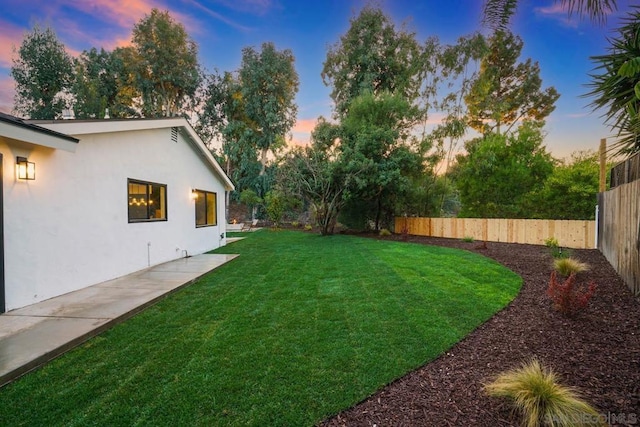 view of yard at dusk