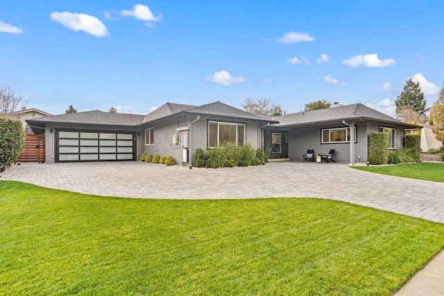 view of front of property featuring a garage and a front yard