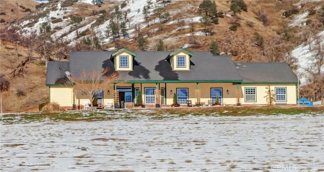 view of front facade featuring a mountain view