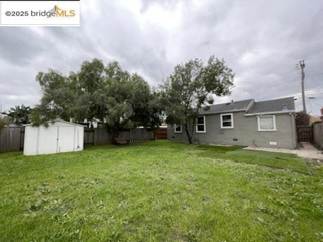 view of yard with a storage shed