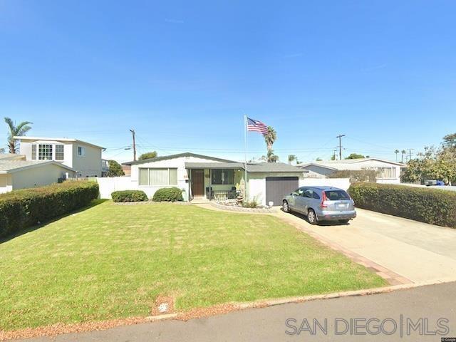 view of front of home with a front lawn