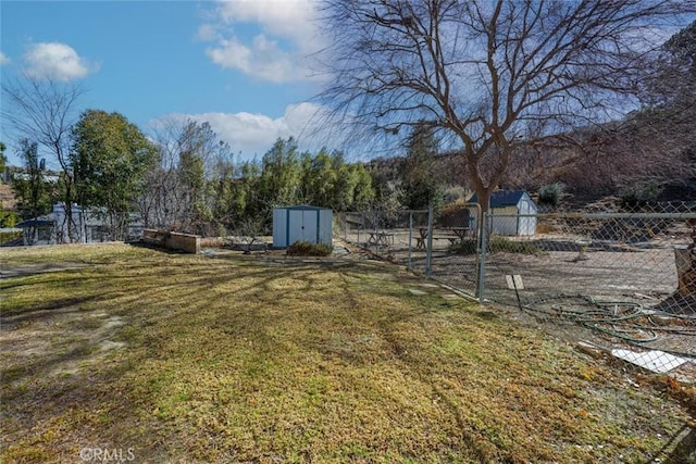 view of yard with a shed