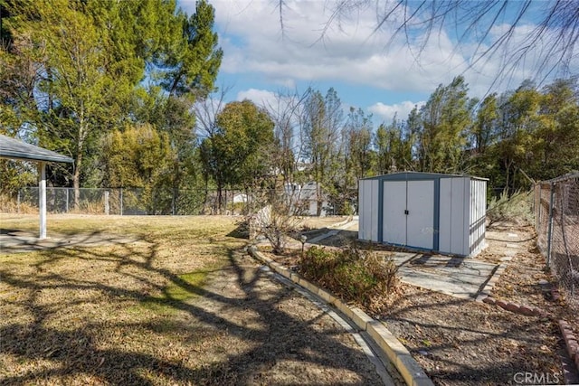 view of yard featuring a storage shed