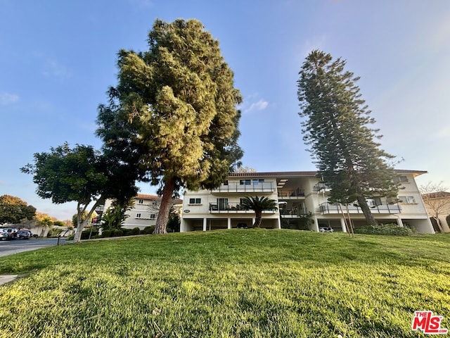 view of front of home featuring a front yard