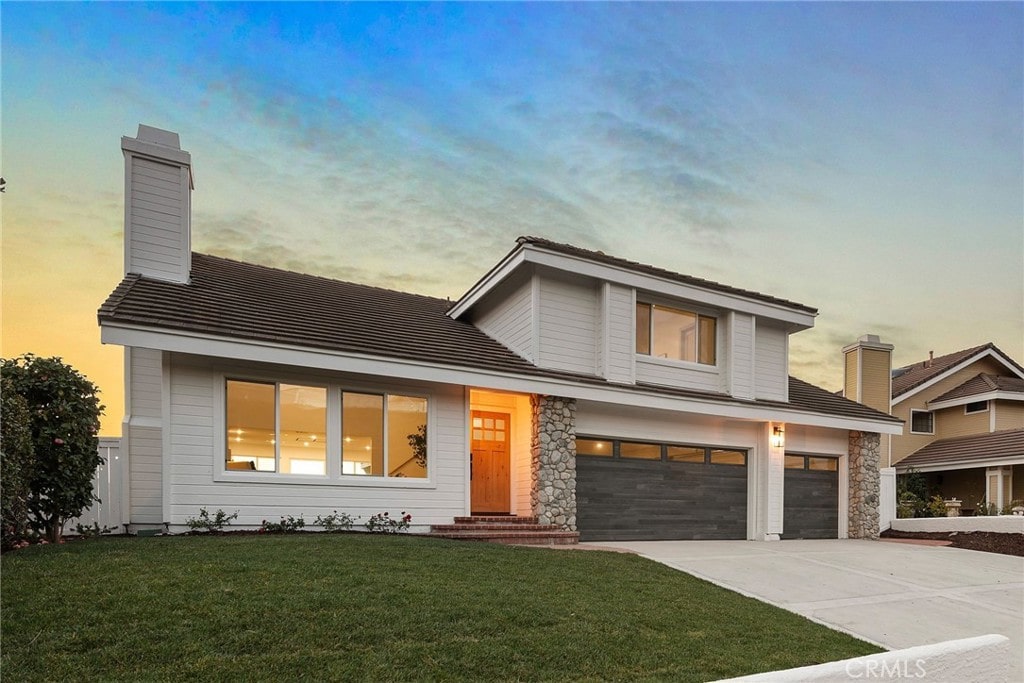 view of front facade featuring a yard and a garage