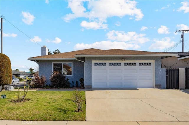 view of front of house featuring a garage and a front yard