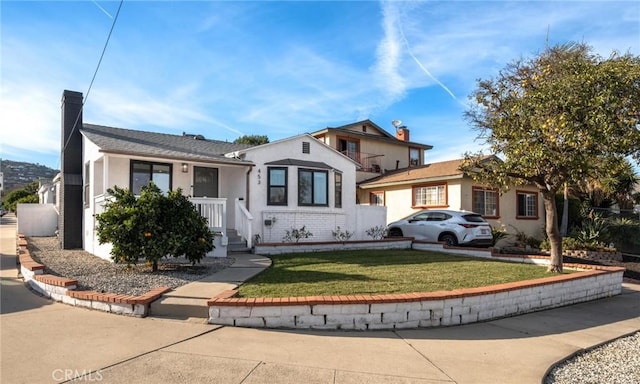 view of front facade featuring a front yard