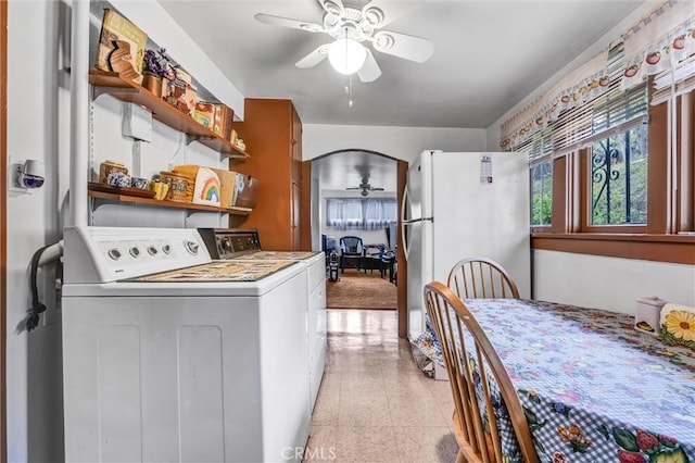 laundry area with washer and clothes dryer and ceiling fan