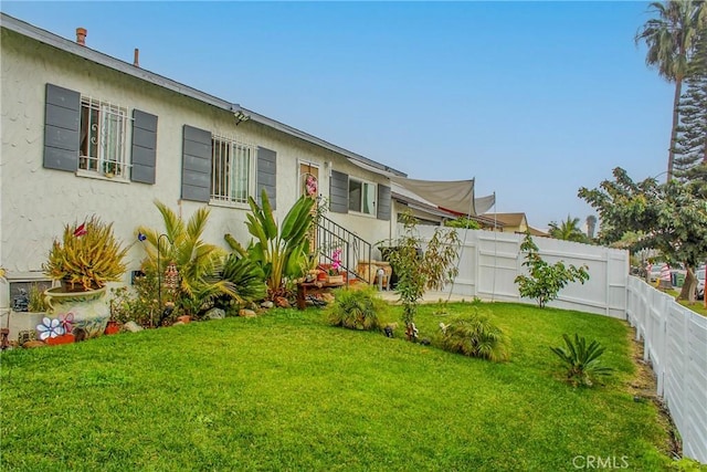 view of front of property featuring a front yard