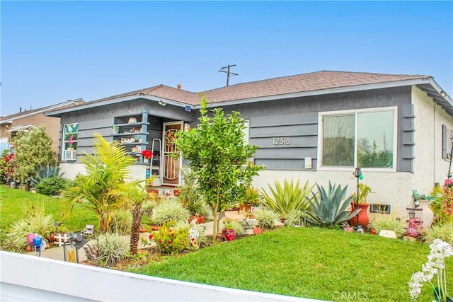 view of front of property featuring a front lawn