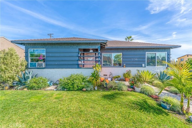 view of front of home featuring a front lawn