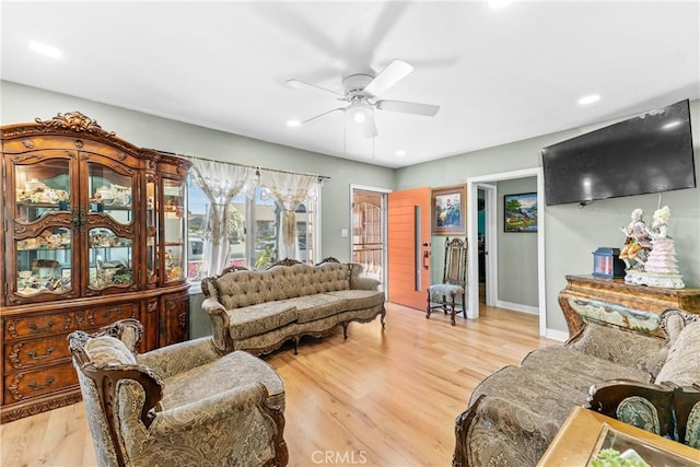 living area featuring light wood-type flooring, ceiling fan, and recessed lighting