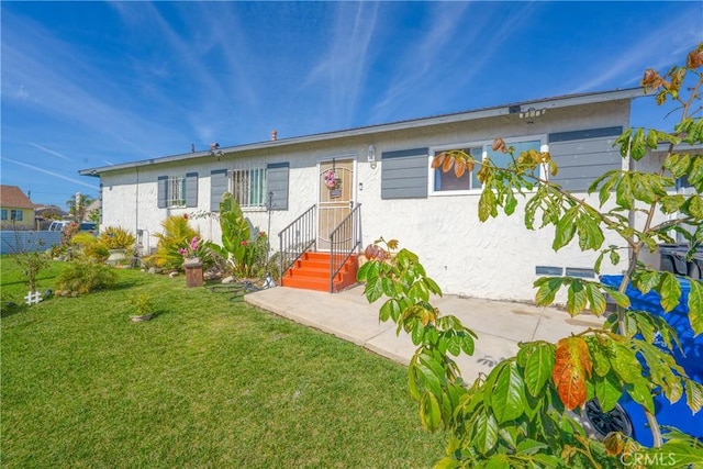 view of front of property featuring a patio area and a front lawn