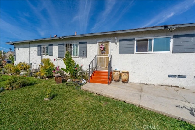 view of front of property featuring a patio and a front lawn