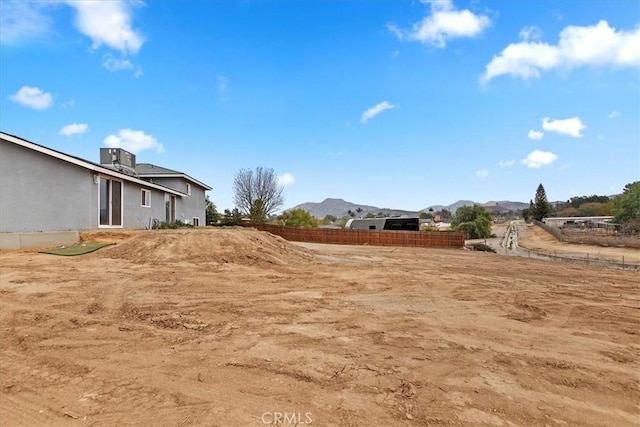 view of yard featuring a mountain view