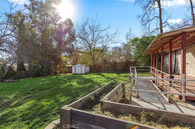 view of yard featuring a shed