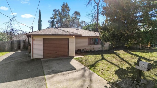 view of front facade with a garage and a front yard