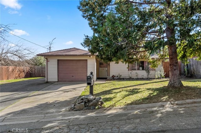 view of front facade featuring a garage and a front yard