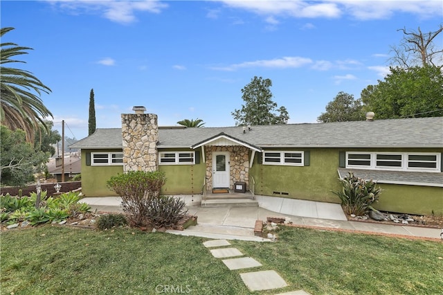 view of front of property featuring a front lawn