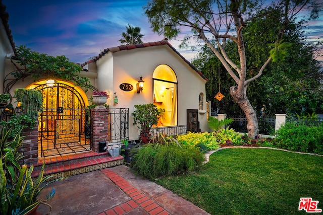 view of front facade with a lawn